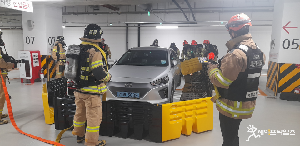 ▲ 서울시 소방관들이 전기자동차 화재 진압 훈련을 하고 있다. ⓒ 서울시
