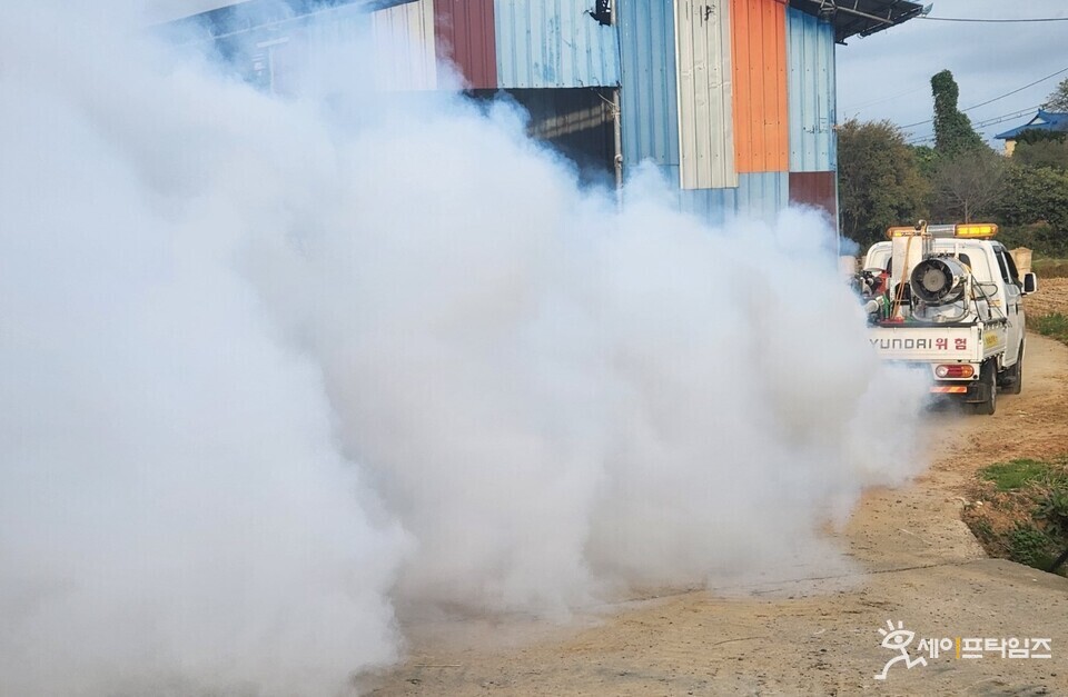 ▲ 충남도 방제차량이 축사 주변을 방제하고 있다. ⓒ 충남도