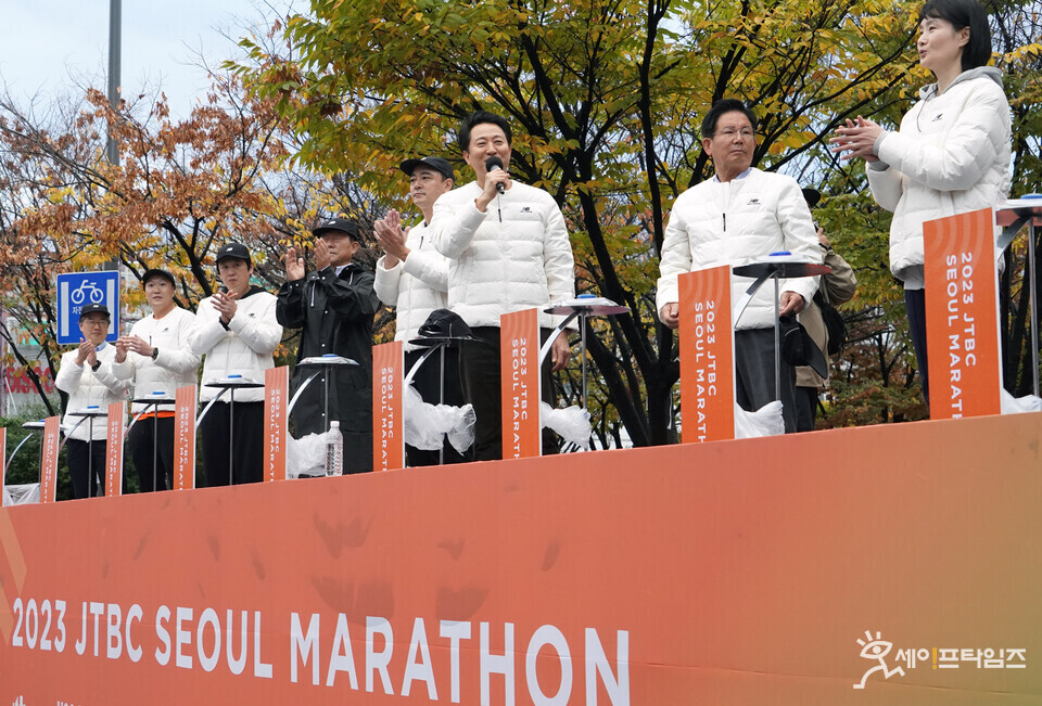 ▲ 오세훈 서울시장(오른쪽 세번째)이 2023 JTBC 서울마라톤대회에 참석해 마라톤 참가 시민들에게 인사말을 하고 있다. ⓒ 서울시