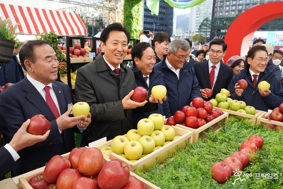 ▲ 오세훈 서울시장(왼쪽 두번째)이 제18회 경북사과 홍보 행사에 참여해 사과 소비 촉진을 위해 홍보하고 있다. ⓒ 서울시