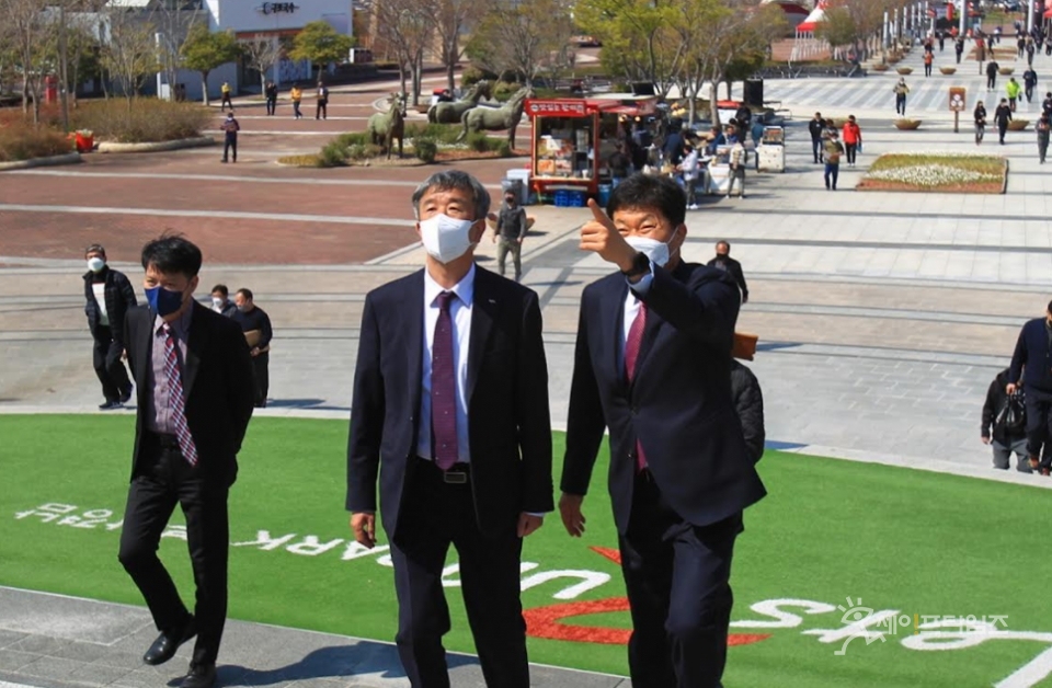 ▲ 정기환 한국마사회장(왼쪽)이 부산경남경마공원을 찾아 현장점검을 하고 있다. ⓒ 한국마사회