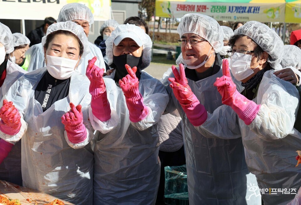 ▲ 김태흠 충남지사가 사랑의 김장 나눔행사에 참여하고 있다. ⓒ 충남도