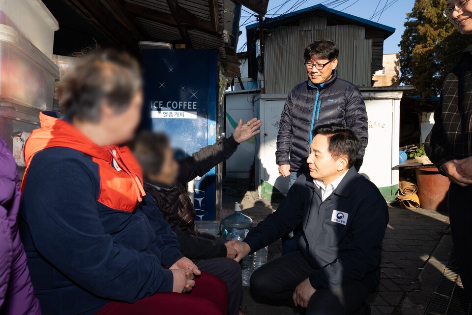 ▲ 원희룡 국토교통부 장관(오른쪽)이 서울 영등포 쪽방촌 주민과 대화를 나누고 있다. ⓒ 국토부