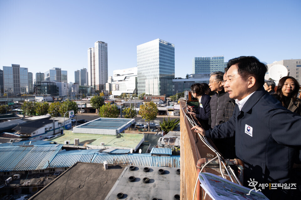▲ 원희룡 국토교통부 장관이 서울 영등포 쪽방촌 공공주택지구를 방문해 민생현장을 살피고 있다. ⓒ 국토부
