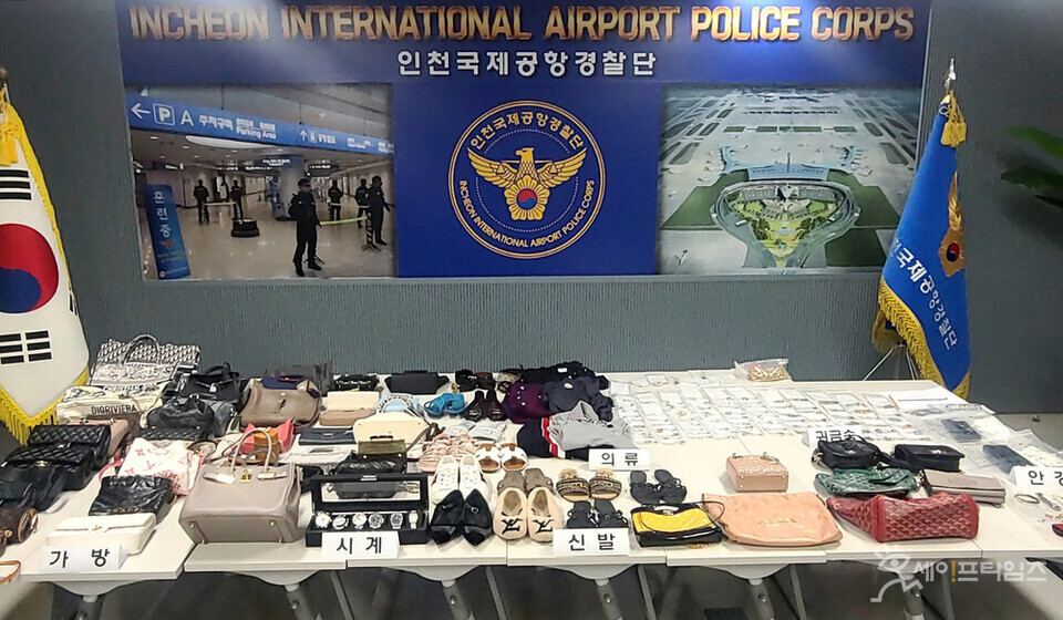 ▲ 인천국제공항에서 승객들이 위탁 수하물로 맡긴 여행용 가방을 몰래 뒤져 2년 동안 3억원이 넘는 금품을 훔친 항공사 하청 업체 직원이 구속됐다. ⓒ 인천경찰청