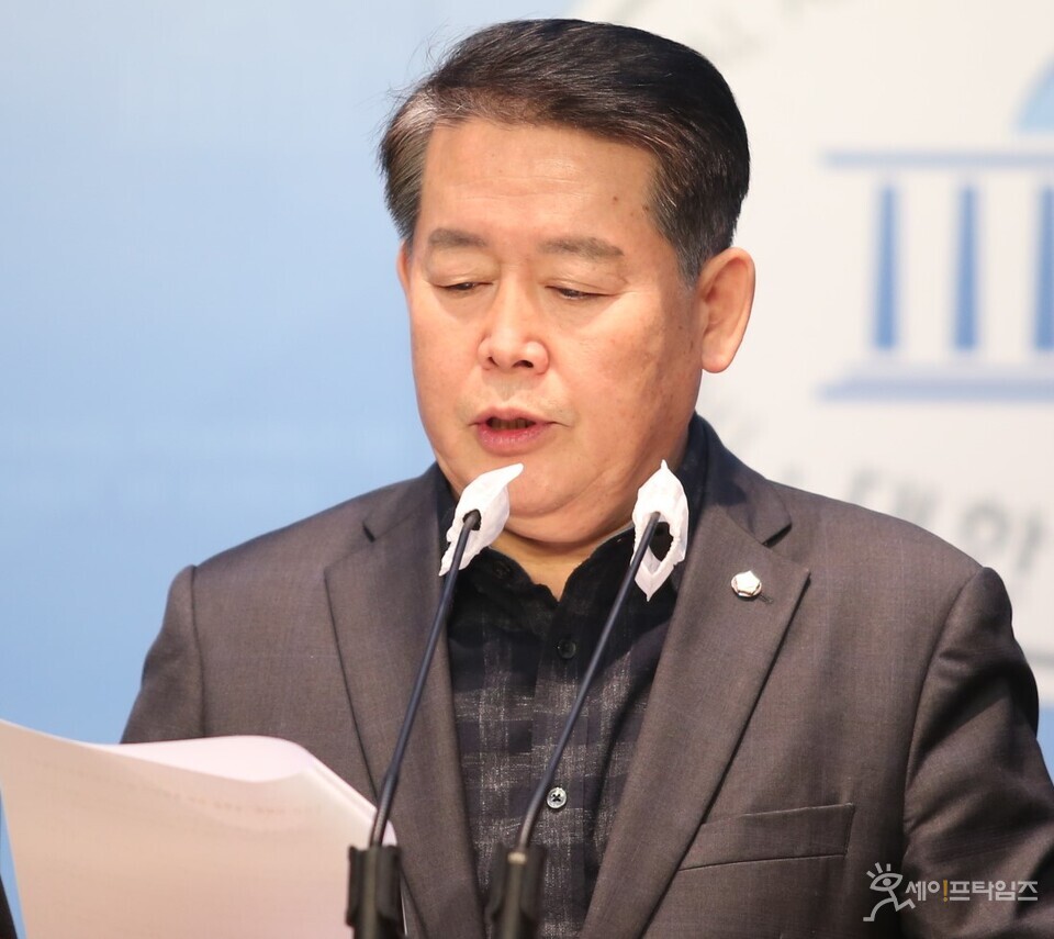 ▲ 김경협 더불어민주당 의원이 9일 국회 소통관에서 열린 경인선 지하화 특별법안을 처리할 것을 촉구하는 기자회견에서 발언하고 있다. ⓒ 김주헌 기자