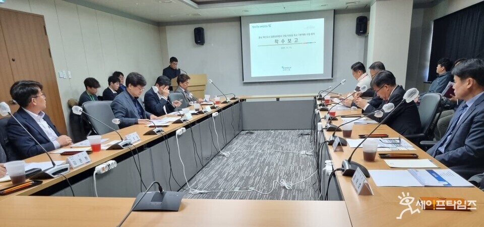 ▲ 충남도 관계자들이 합동 임대 청사 건립 보고회를 하고 있다. ⓒ 충남도