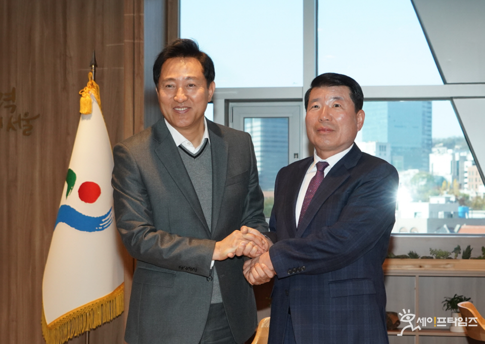 ▲ 오세훈 서울시장(왼쪽)과 백경현 경기도 구리시장이 구리시의 서울 편입에 관련해 면담을 하고 있다. ⓒ 서울시