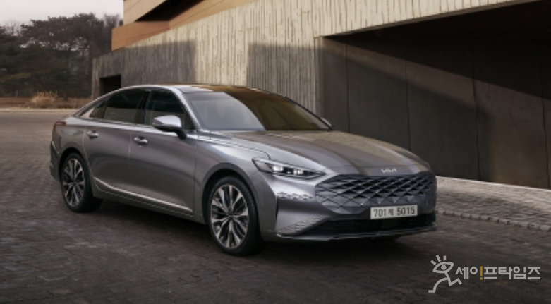 ▲ 주행 중 속도가 줄어드는 문제로 기아가 K8 하이브리드 모델에 대한 무상수리를 진행한다. ⓒ 기아