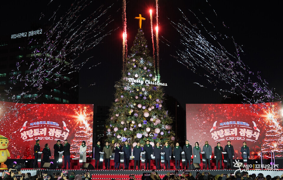 ▲ 오세훈 서울지장과 내빈들이 서울광장 성탄트리 점등식을 하고 있다. ⓒ 서울시