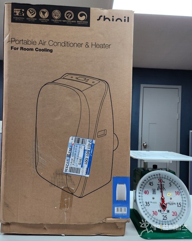 ▲ The air conditioner and scale ordered through Rocket Delivery by Safetimes to verify whether Coupang complies with its claimed 30㎏ regulation. ⓒ Safetimes