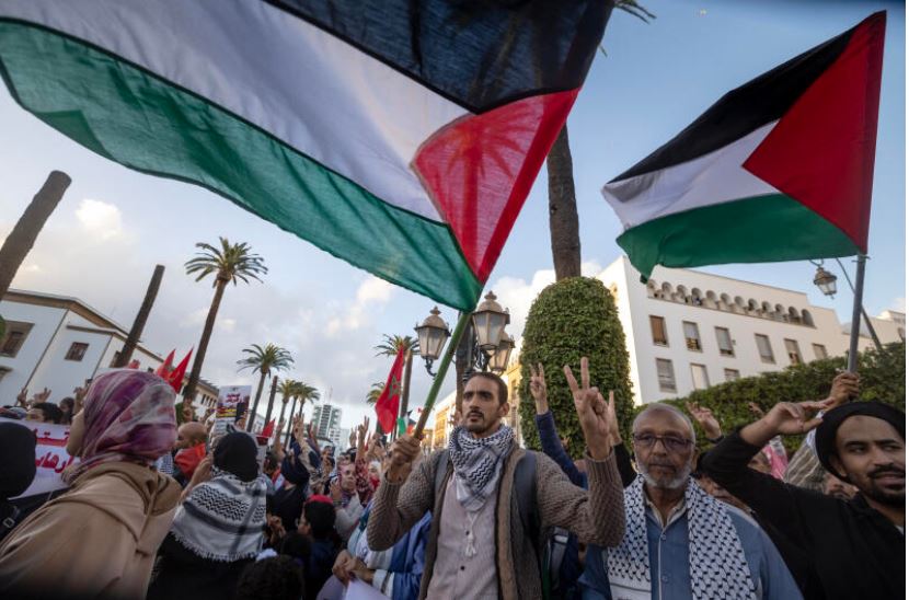 ▲ 모로코의 수도 라바트에서 시민들이 팔레스타인 지지 시위를 벌이고 있다. ⓒ AFP통신