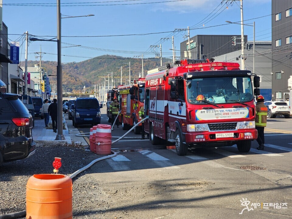 ▲ 대구소방안전본부 관계자들이 동절기 신종 블록형 공장 등 대형화재를 대비해 무각본 대응훈련을 하고 있다. ⓒ 대구시