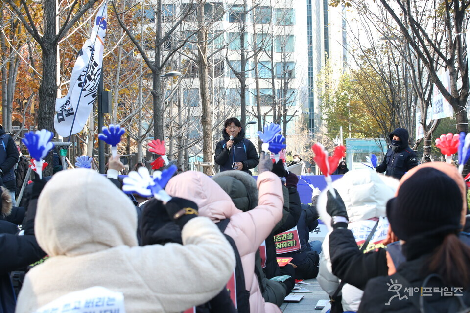 ▲ 전국가전통신서비스노동조합 관계자들과 세라젬 노동자들이 24일 서울 세라젬 본사 앞에서 열린 노동자 투쟁 결의대회에서 피켓을 흔들고 있다. ⓒ 김주헌 기자