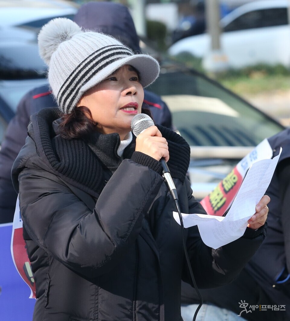 ▲ 박선화 세라젬 전주 HC리더가 24일 서울 세라젬 본사 앞에서 열린 노동자 투쟁 결의대회에서 발언하고 있다. ⓒ 김주헌 기자