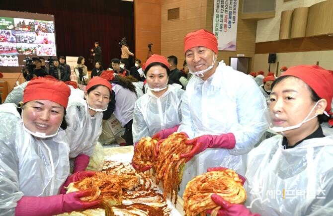 ▲ 오세훈 서울시장(오른쪽 두번째)이 서울 중구 구민회관 대강당에서 진행한 김장 행사에 참여하고 있다. ⓒ 서울시