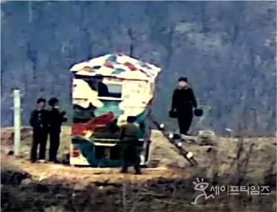 ▲ 북한군이 파괴했던 비무장지대 내 감시소초를 복원하고 병력과 장비를 투입하고 있다. ⓒ 국방부