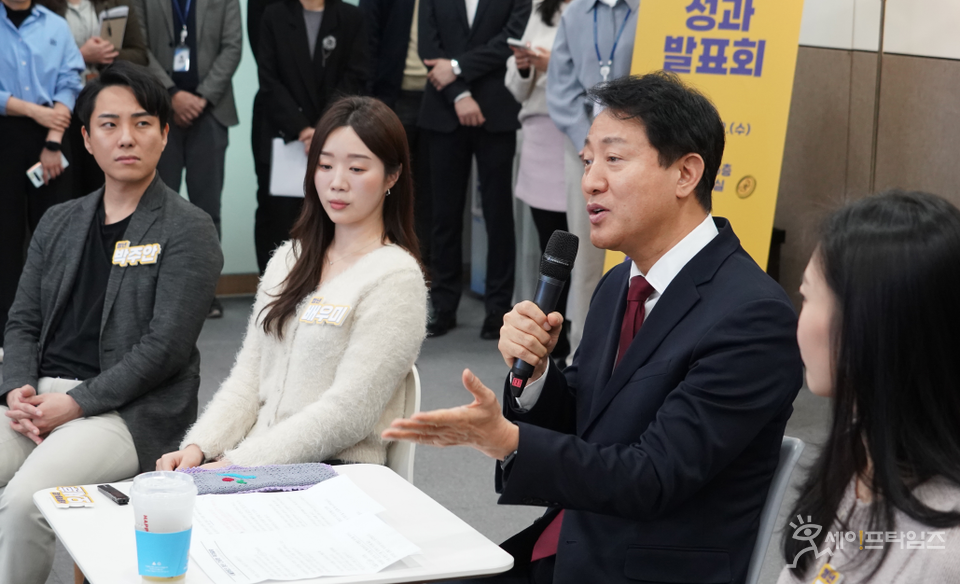 ▲ 오세훈 서울시장이 서울 영테크 성과간담회에 참석해 청년들과 대화를 나누고 있다. ⓒ 서울시