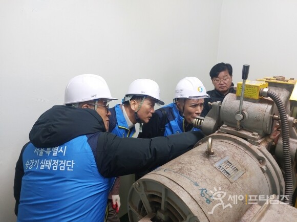 ▲ 김태수 서울시의원(왼쪽 두번째)이 서울 성북구 장위동 참누리아파트를 방문해 승강기 안전 점검을 참관하고 있다. ⓒ 서울시의회