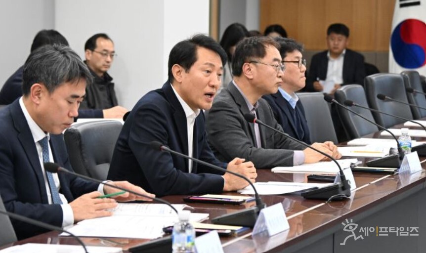 ▲ 오세훈 시장(왼쪽 두번째)이 공기업·출연기관 혁신방안 보고회에 참석해 모두발언을 하고 있다. ⓒ 서울시