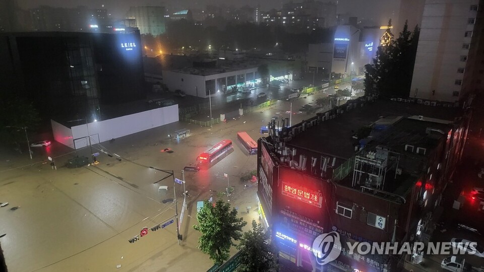 ▲ 지난해 8월 서울 강남역 인근에 집중호우가 내려 도로가 물에 잠겨 있다. ⓒ 연합뉴스