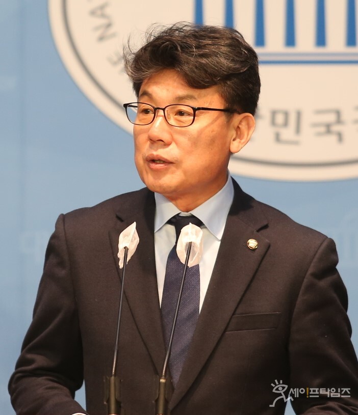 ▲ 진성준 더불어민주당 의원이 5일 국회 소통관에서 열린 비정규직 노동자 지원 활성화에 관한 특별법안 발의 기자회견에서 발언하고 있다. ⓒ 김주헌 기자