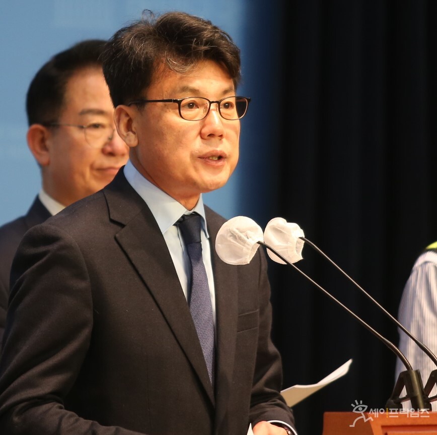 ▲ 진성준 더불어민주당 의원이 5일 국회 소통관에서 열린 비정규직 노동자 지원 활성화에 관한 특별법안 발의 기자회견에서 발언하고 있다. ⓒ 김주헌 기자