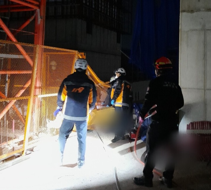 ▲ 신세계건설이 시공중인 대구 달서구 본동 주상복합 아파트에서 사고가 발생하자 119 구조대원이 수색작업을 하고 있다. ⓒ 대구소방본부