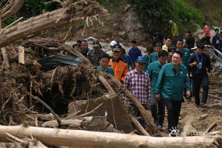 ▲ 윤석열 대통령이 경북 예천군 산사태 현장을 둘러보며 피해 상황을 점검하고 있다. ⓒ 대통령실