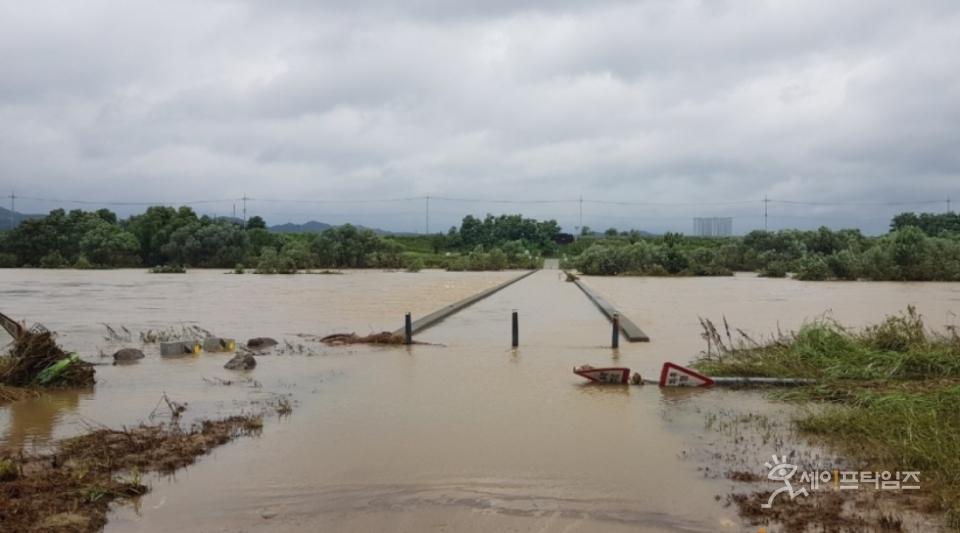 ▲ 폭우로 충북 청주시 청원구 미호천 오창교 잠수교가 물에 잠겨 있다. ⓒ 세이프타임즈 DB