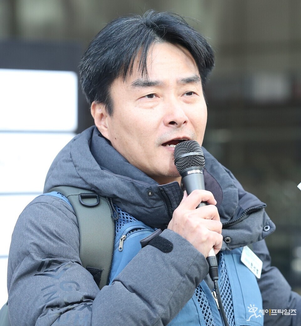 ▲ Han Seon-beom, the policy director of the Parcel Delivery Workers' Union is holding a press conference on December 7th in front of Coupang Logistics Services headquarters, condemning Coupang's oppressive actions such as cutting wages by 1 million won. ⓒ Reporter Kim Ju Heon