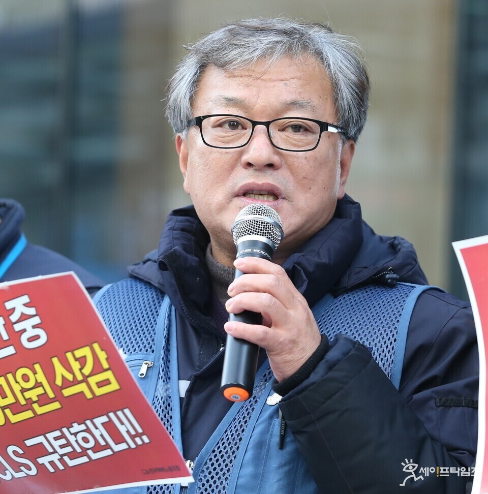 ▲ Jin Kyung-ho, the chairman of the Parcel Delivery Workers' Union is holding a press conference on December 7th in front of Coupang Logistics Services headquarters, condemning Coupang's oppressive actions such as cutting wages by 1 million won. ⓒ Reporter Kim Ju Heon