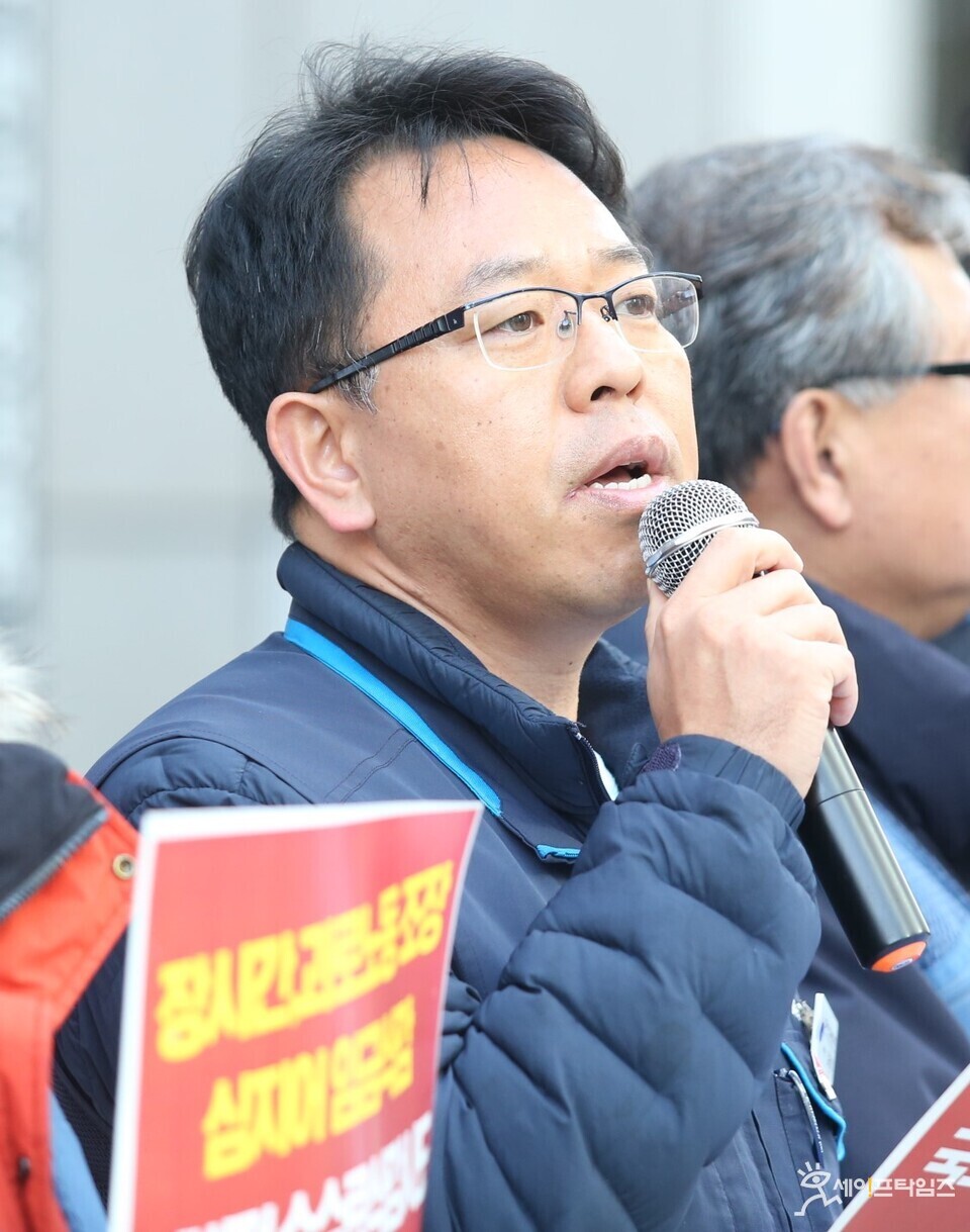 ▲ Kim Gwang-chang, the chairman of the Parcel Delivery Workers' Union is speaking at the press conference held on December 7th in front of Coupang Logistics Services headquarters, condemning Coupang's oppressive actions such as cutting wages by 1 million won. ⓒ Reporter Kim Ju Heon