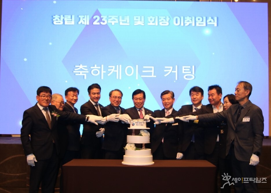 ▲ 소방시설협회 관계자들과 기념식에 참석한 내·외빈들이 축하케이크 커팅식을 하고 있다. ⓒ 소방시설협회