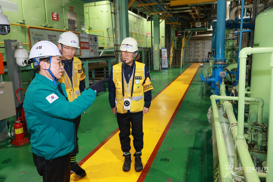 ▲ 박형덕 사장이 서인천발전본부에서 현장점검을 하고 있다. ⓒ 서부발전