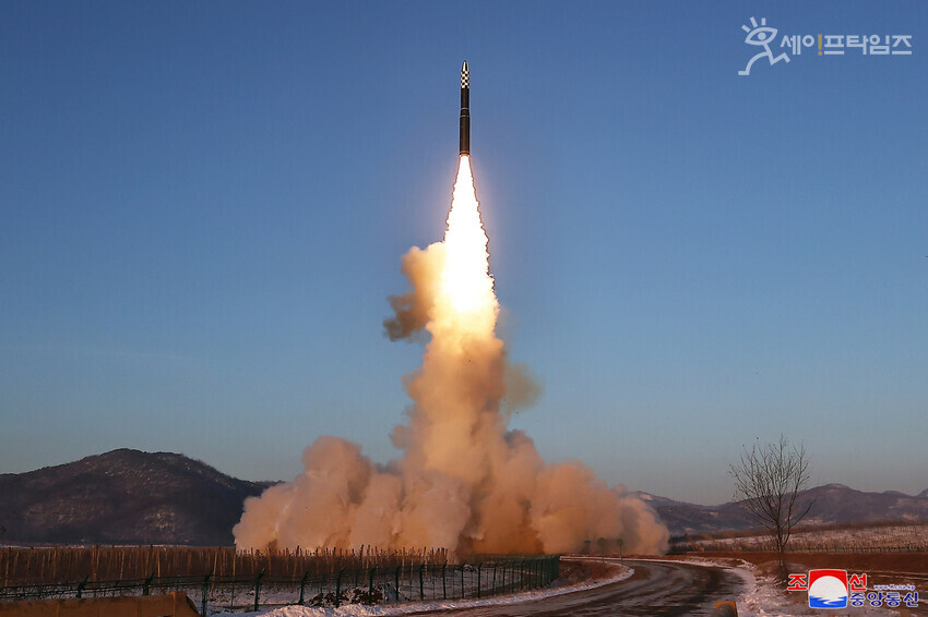 ▲ 북한이 고체연료 대륙간탄도미사일을 한국의 동해상에 발사했다. ⓒ 조선중앙통신