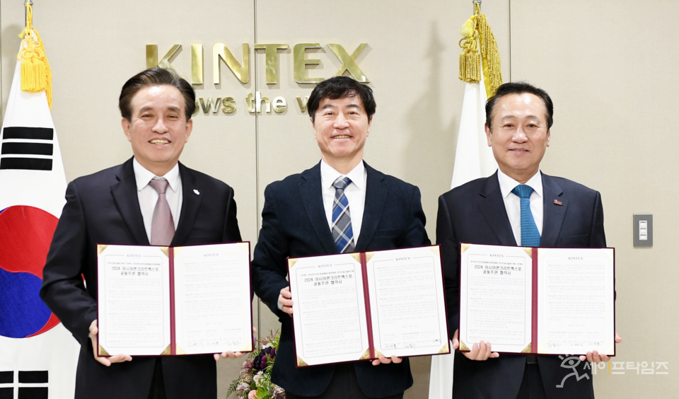 ▲ 킨텍스와 한국콘크리트공업협동조합연합회, 한국건설기술연구원이 2024 아시아콘크리트엑스포 개최를 위해 업무협약을 체결하고 있다. 왼쪽부터 김병석 건설기술연구원장, 이재율 킨텍스 대표이사, 김동우 콘크리트공업협동조합연합회장. ⓒ 킨텍스