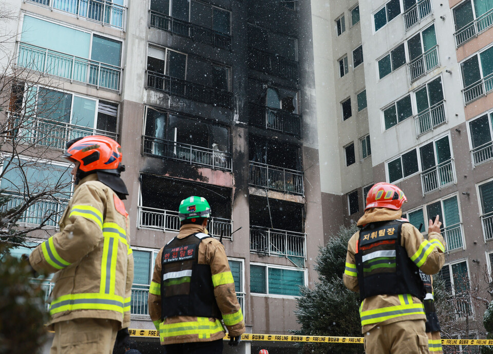 ▲ 연휴 마지막 날이자 성탄절인 25일 새벽 서울 도봉구의 한 고층 아파트에서 불이 나 2명이 숨지고 29명이 다쳤다. ⓒ 연합뉴스