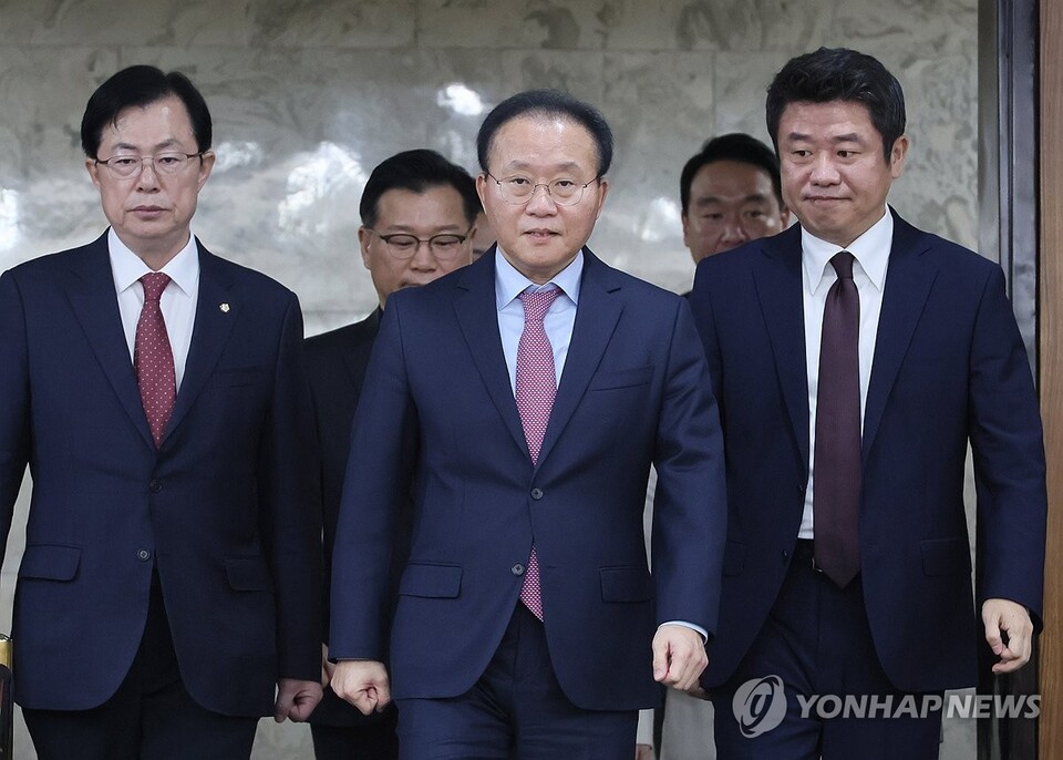 ▲ 국민의힘 윤재옥 당 대표 권한대행이 지난 15일 오전 국회에서 열린 원내대책회의에 참석하고 있다. 앞줄 왼쪽부터 이만희 사무총장, 윤 권한대행, 유의동 정책위의장. ⓒ 연합뉴스