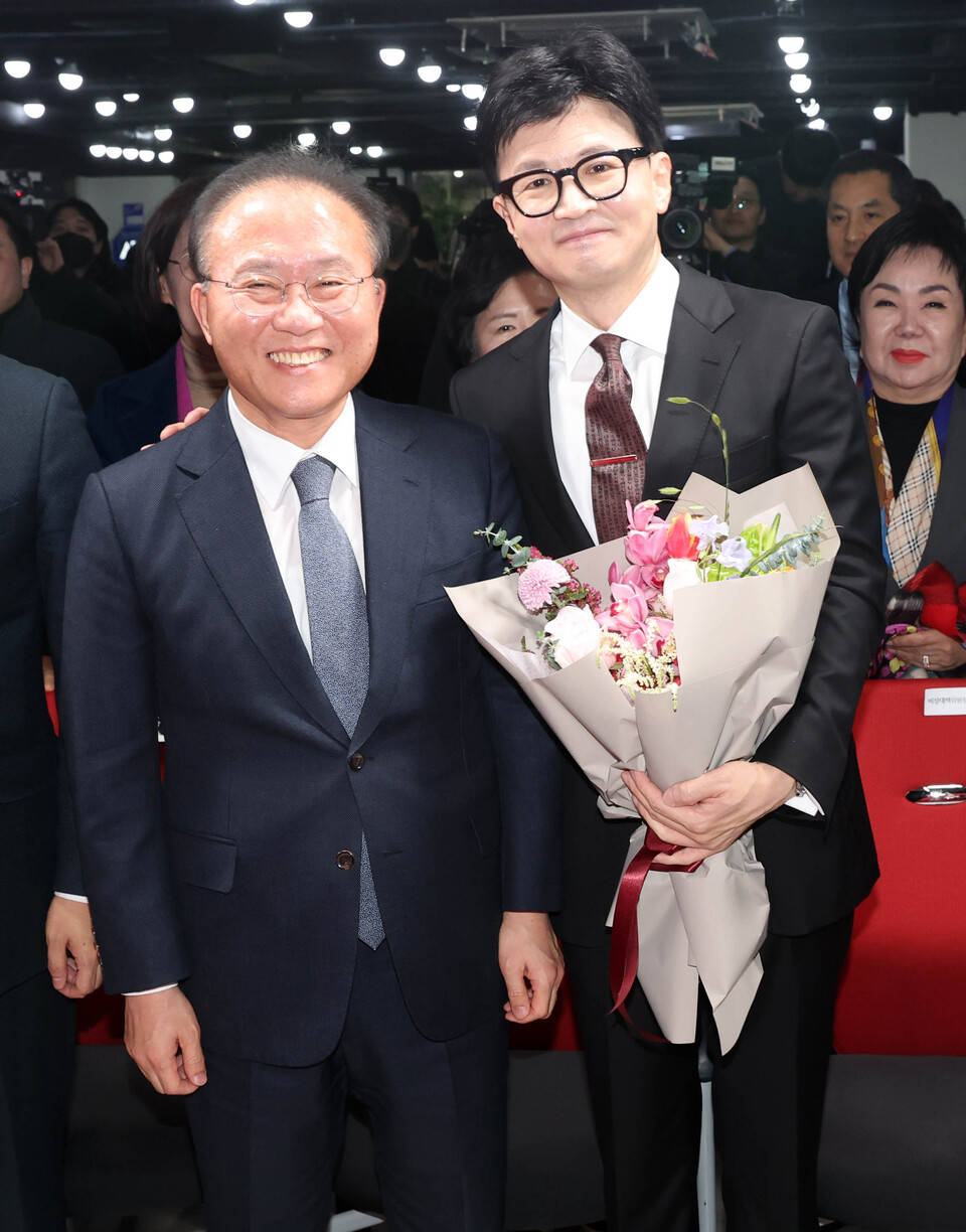 ▲  국민의힘 한동훈 비상대책위원장(오른쪽)이 26일 여의도 당사에서 열린 취임식에서 꽃다발을 들고 윤재옥 원내대표와 나란히 서있다. ⓒ 연합뉴스