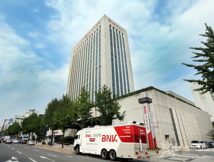 ▲ BNK경남은행 전 지점장이 불법 차명계좌를 이용한 사실이 적발돼 금융당국이 제재를 부과했다. ⓒ BNK경남은행