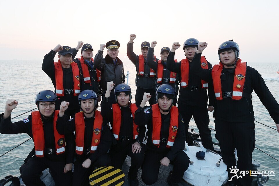 ▲ 김종욱 해양경찰청장(뒷줄 왼쪽 세번째)이 경비함정에 승선해 함정직원들과 해맞이 안전관리 결의를 다지고 있다. ⓒ 해양경찰청