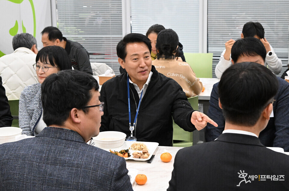 ▲ 오세훈 서울시장이 직원들과 떡국을 먹으며 새해 인사를 나누고 있다. ⓒ 서울시