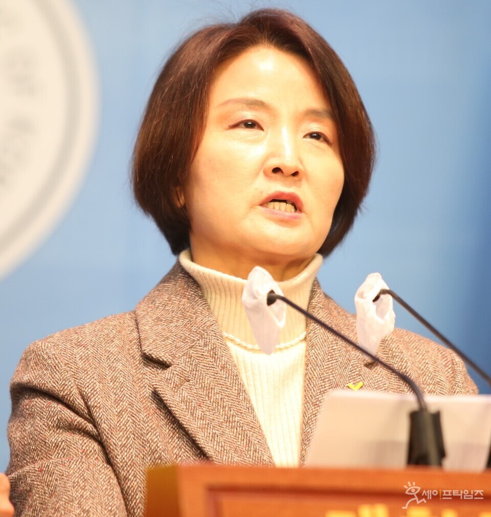 ▲ 이은주 정의당 의원이 3일 국회 소통관에서 이랜드그룹의 임금 체불, 인권 침해 등에 대해 고발하기 위해 기자회견을 열었다. ⓒ 김주헌 기자