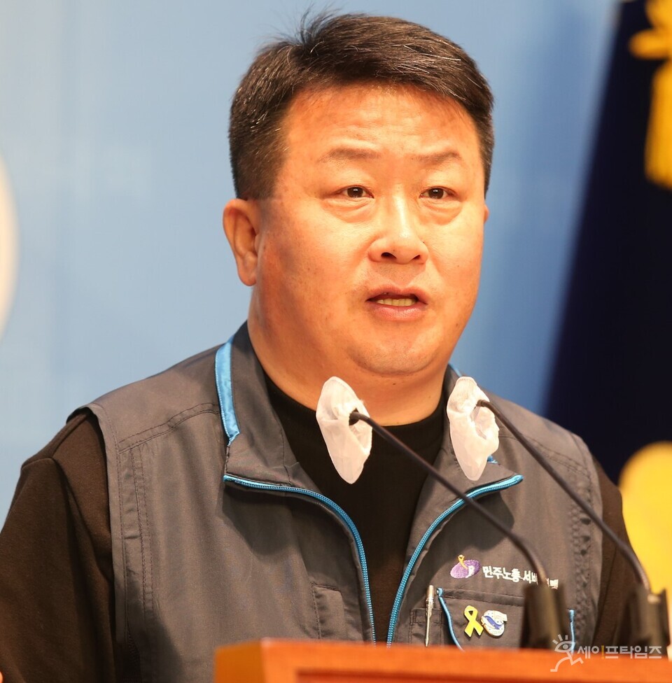 ▲ 강규혁 민주노총 서비스연맹 위원장이 3일 국회 소통관에서 열린 이랜드그룹의 임금 체불 등에 대한 불법 행위 고발 관련 기자회견에서 발언하고 있다. ⓒ 김주헌 기자