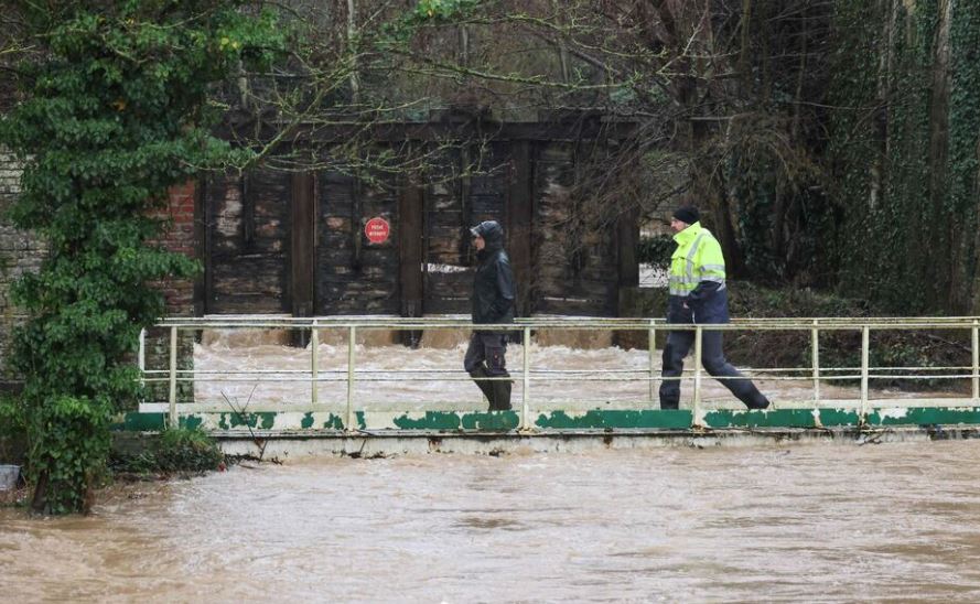 ▲ 프랑스 북부 지역 시 안전당국 관계자가 홍수로 강물이 바로 밑까지 차오른 다리를 건너고 있다. ⓒ AFP통신