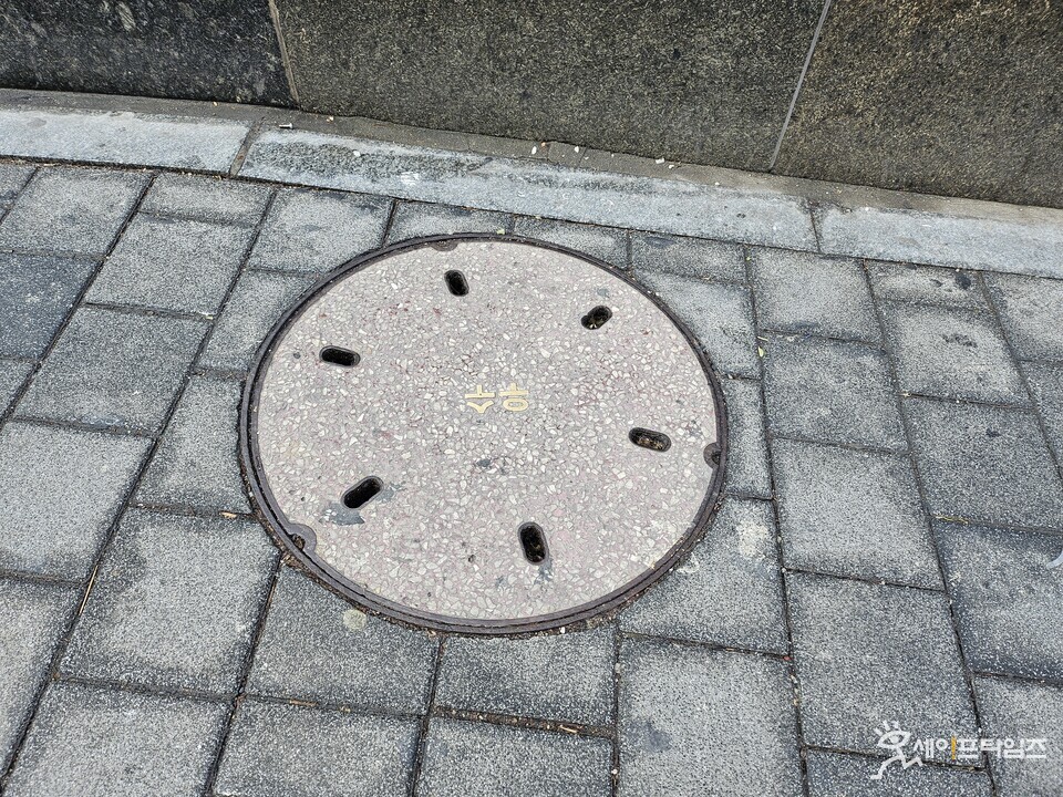 ▲ 서울 강남구의 한 콘크리트 맨홀. ⓒ 김주헌 기자