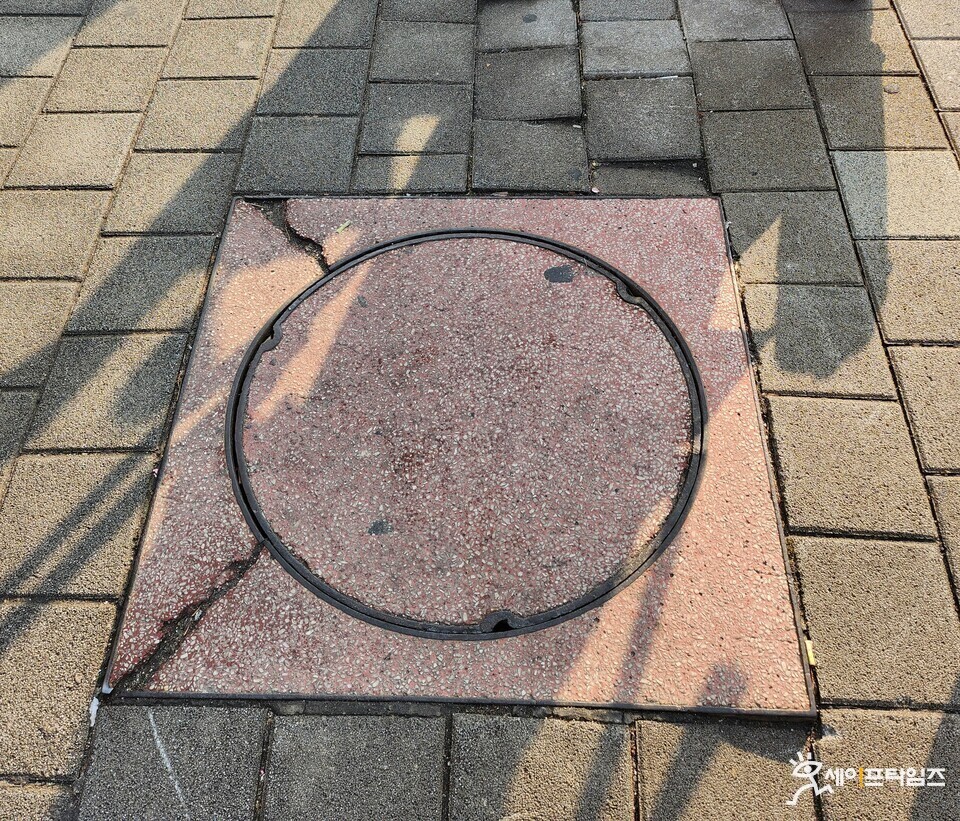 ▲ 서울 성북구의 한 콘크리트 맨홀이 부식으로 파손돼 있다. ⓒ 김주헌 기자