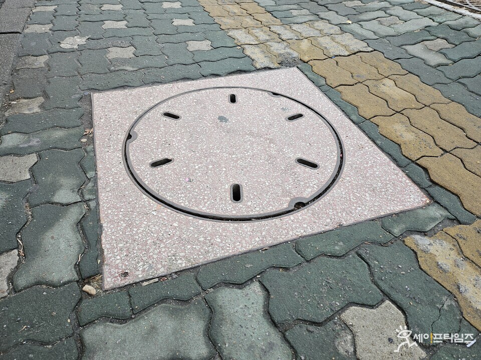 ▲ 서울 동대문구의 한 콘크리트 맨홀. ⓒ 김주헌 기자