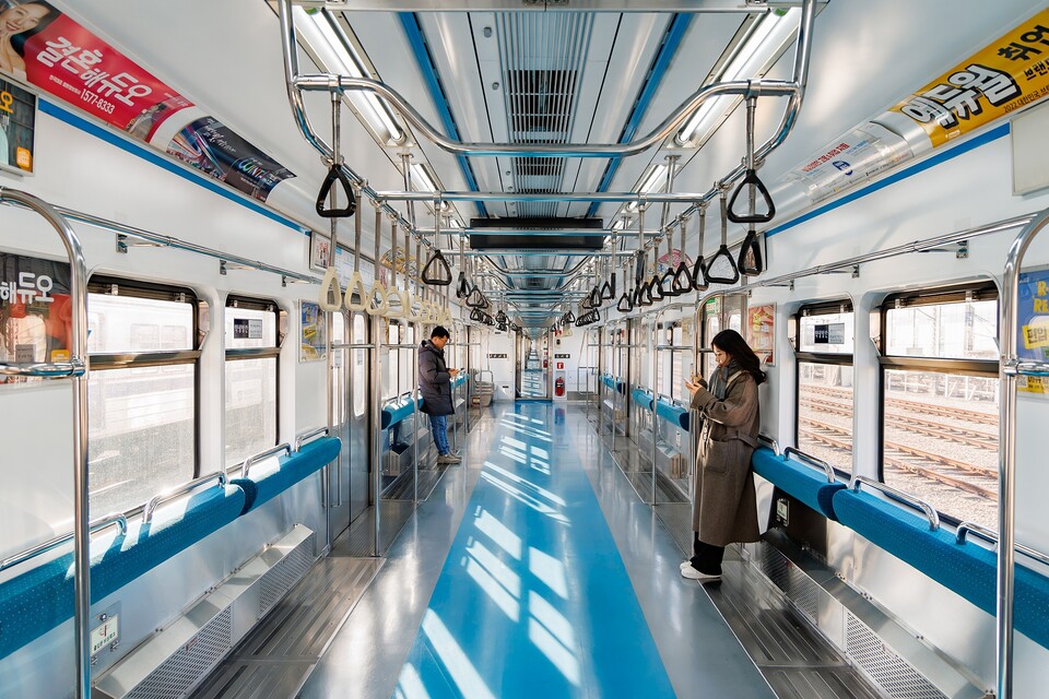 ▲ 서울교통공사는 지하철 혼잡도를 완화하기 위해 4호선 열차 1개 칸의 객실 의자를 제거하는 시범사업을 오는 10일 출근길부터 시작한다고 9일 밝혔다. ⓒ 연합뉴스